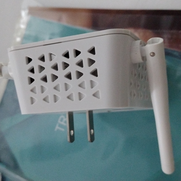 Netgear Wifi Range Extender  EX6100v2 - Picture 6 of 8